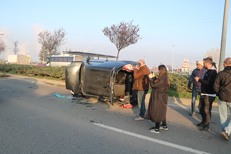 D-100 kara yolunda makas atan aracın çarptığı otomobil devrildi