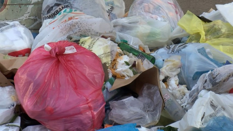 İstanbuldaki ilçe belediyesinde işçiler iş bıraktı, sokaklarda çöp yığını oluştu