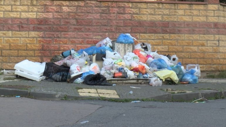 Maltepe sokaklarında biriken çöpler