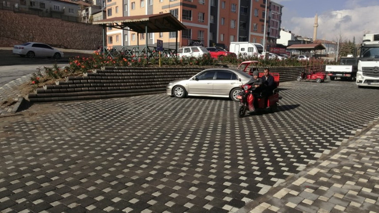 Genç kadının zorlukları aşan fedakarlığı Görme engelli eşini her gün işe götürüp getiriyor