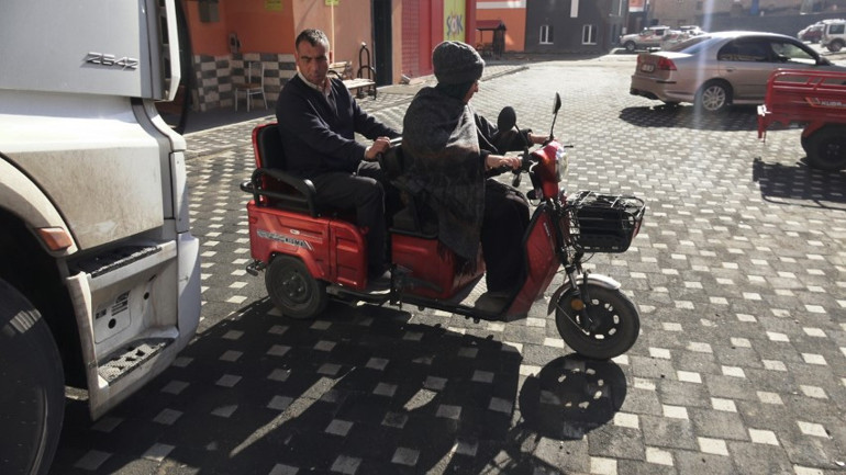 Genç kadının zorlukları aşan fedakarlığı Görme engelli eşini her gün işe götürüp getiriyor