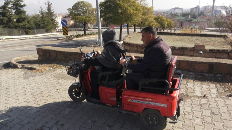 Genç kadının zorlukları aşan fedakarlığı Görme engelli eşini her gün işe götürüp getiriyor