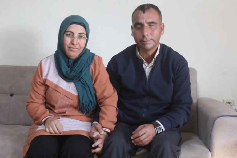 Genç kadının zorlukları aşan fedakarlığı Görme engelli eşini her gün işe götürüp getiriyor