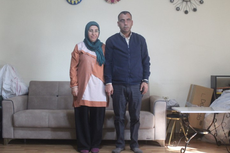 Genç kadının zorlukları aşan fedakarlığı Görme engelli eşini her gün işe götürüp getiriyor