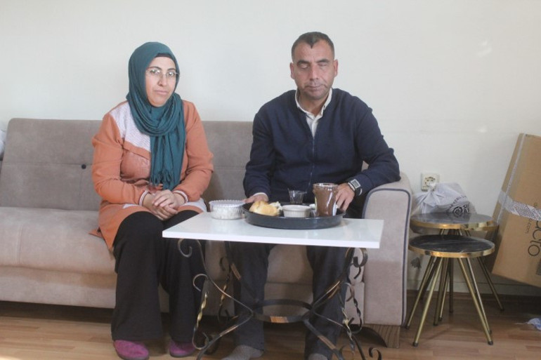 Genç kadının zorlukları aşan fedakarlığı Görme engelli eşini her gün işe götürüp getiriyor