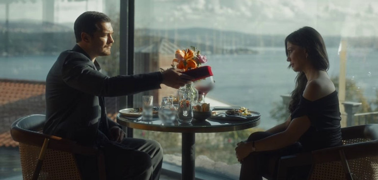 Eşref, Nisadan kuşkulanıyor... Eğer sana bir şey hediye ediliyorsa...