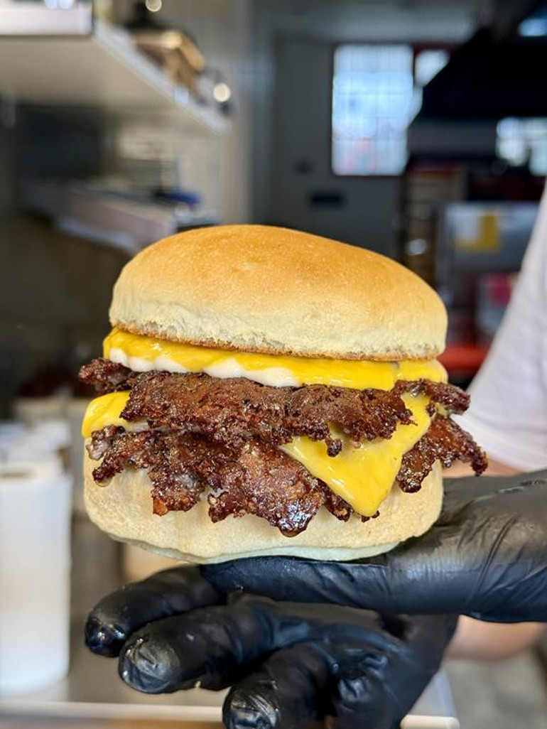 Yalnız mı, tek başına mı... Hangisi