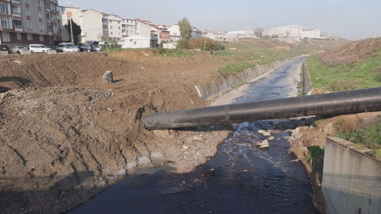 Rengi kırmızıya döndü İstanbulda tepki çeken görüntü ve koku