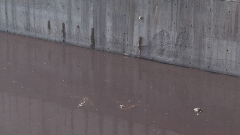 Rengi kırmızıya döndü İstanbulda tepki çeken görüntü ve koku