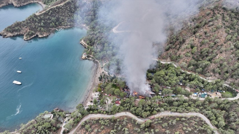 Birinde başlayıp diğerlerine sıçradı: Ünlü koyda karavan yangını