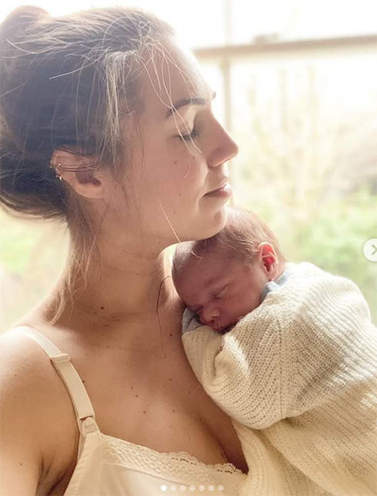 Önce fotoğrafını görüp güzelliğine vuruldu .. Sonra onu evinin ve kalbinin sultanı yaptı... 40 yıllık evli ünlü çiftin yeni torun sevinci