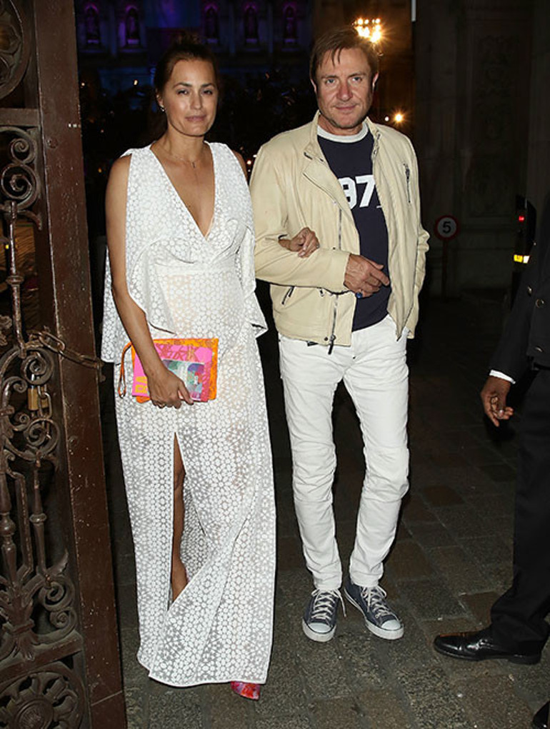 Önce fotoğrafını görüp güzelliğine vuruldu .. Sonra onu evinin ve kalbinin sultanı yaptı... 40 yıllık evli ünlü çiftin yeni torun sevinci