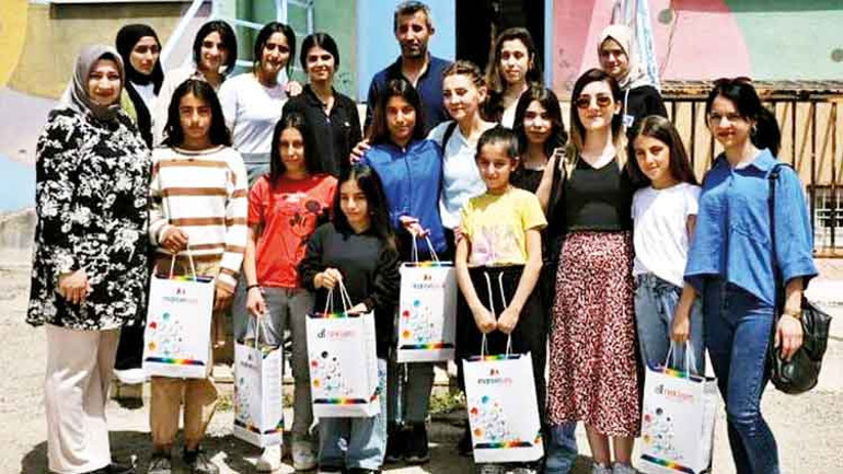 Kız çocukları okusun diye kapı kapı dolaşıyorlar