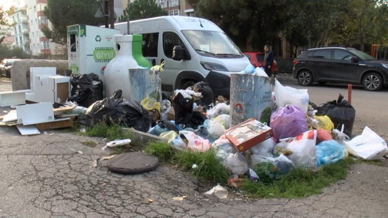 Sokaklarda biriken çöplerin genel görünümü
