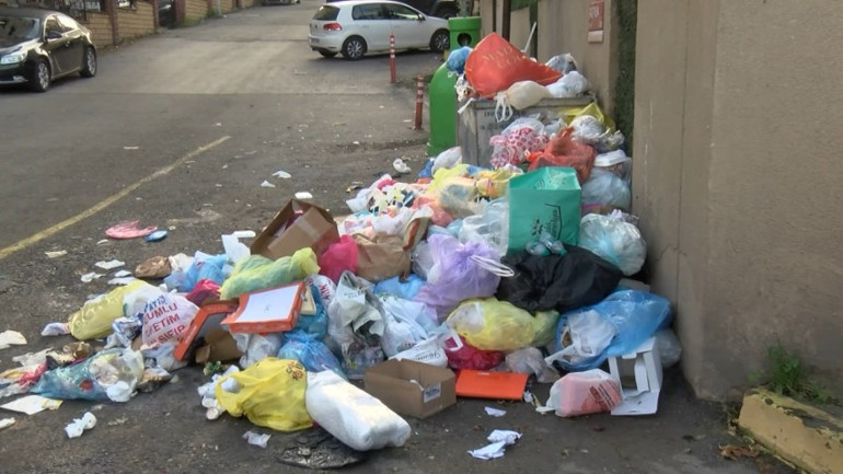 Maltepe sokaklarında biriken çöp görüntüsü