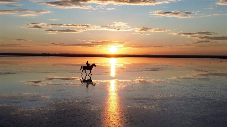 Tuz Gölü’nde atlı safari ve gün batımının eşsiz manzarası