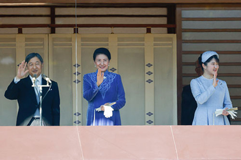 Hükümdarın tek çocuğu ama tahtı rüyasında görmesi bile yasak... Önünde iki seçenek var: Ya ölene kadar iffetini koruyacak ya da unvanına veda edecek