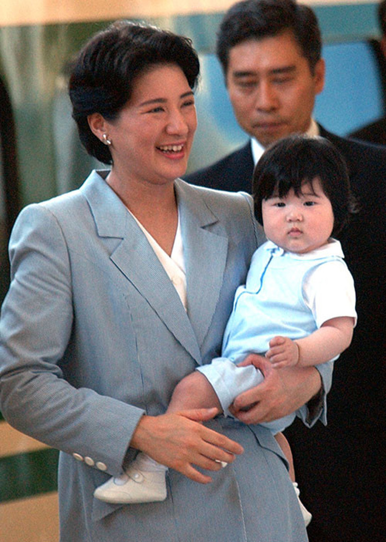 Hükümdarın tek çocuğu ama tahtı rüyasında görmesi bile yasak... Önünde iki seçenek var: Ya ölene kadar iffetini koruyacak ya da unvanına veda edecek