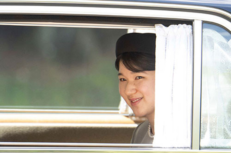 Hükümdarın tek çocuğu ama tahtı rüyasında görmesi bile yasak... Önünde iki seçenek var: Ya ölene kadar iffetini koruyacak ya da unvanına veda edecek