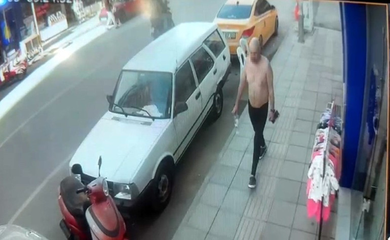  Sokakta çıplak dolaşan Rus kamerada