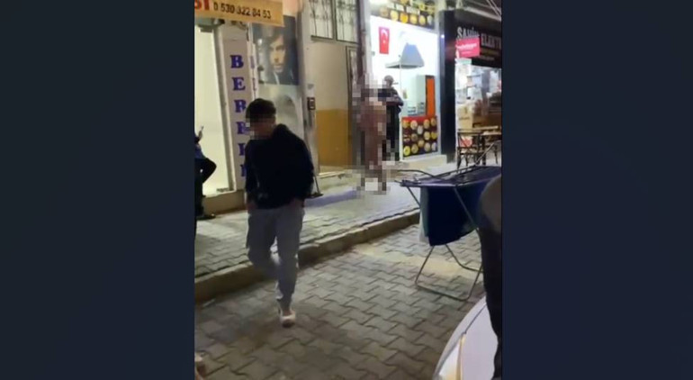  Sokakta çıplak dolaşan Rus kamerada