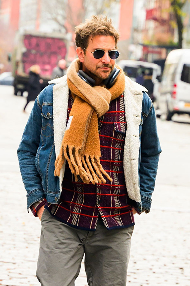 Ünlü oyuncu orta yaş krizine girdi... Genç sevgilisine ayak uyduramıyor... Şimdi de saçlarına röfle yaptırmış