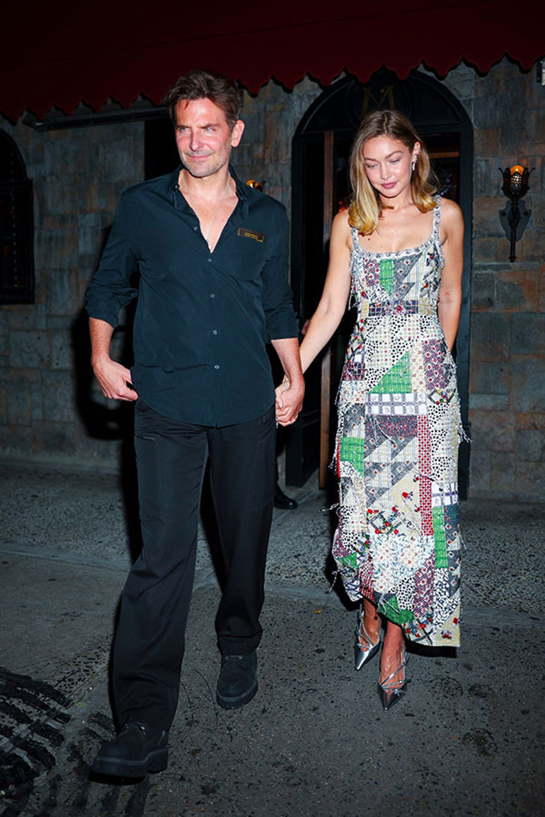 Ünlü oyuncu orta yaş krizine girdi... Genç sevgilisine ayak uyduramıyor... Şimdi de saçlarına röfle yaptırmış