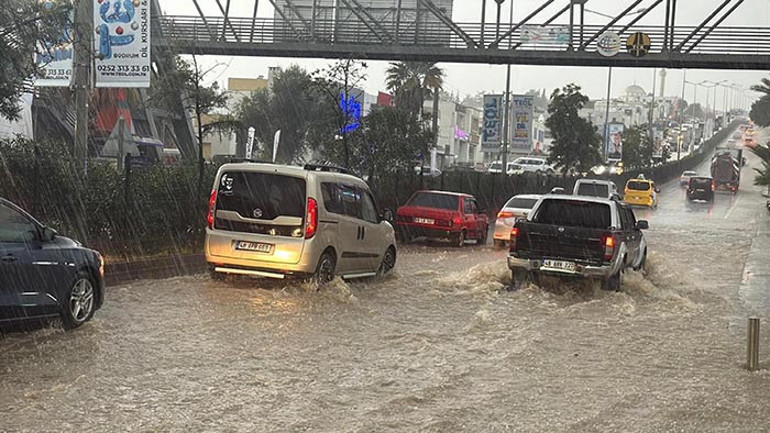 Çok kuvvetli yağış geliyor Meteoroloji saat verdi: Su baskını, yıldırım, dolu uyarısı | İşte sağanak yağış beklenen 65 il
