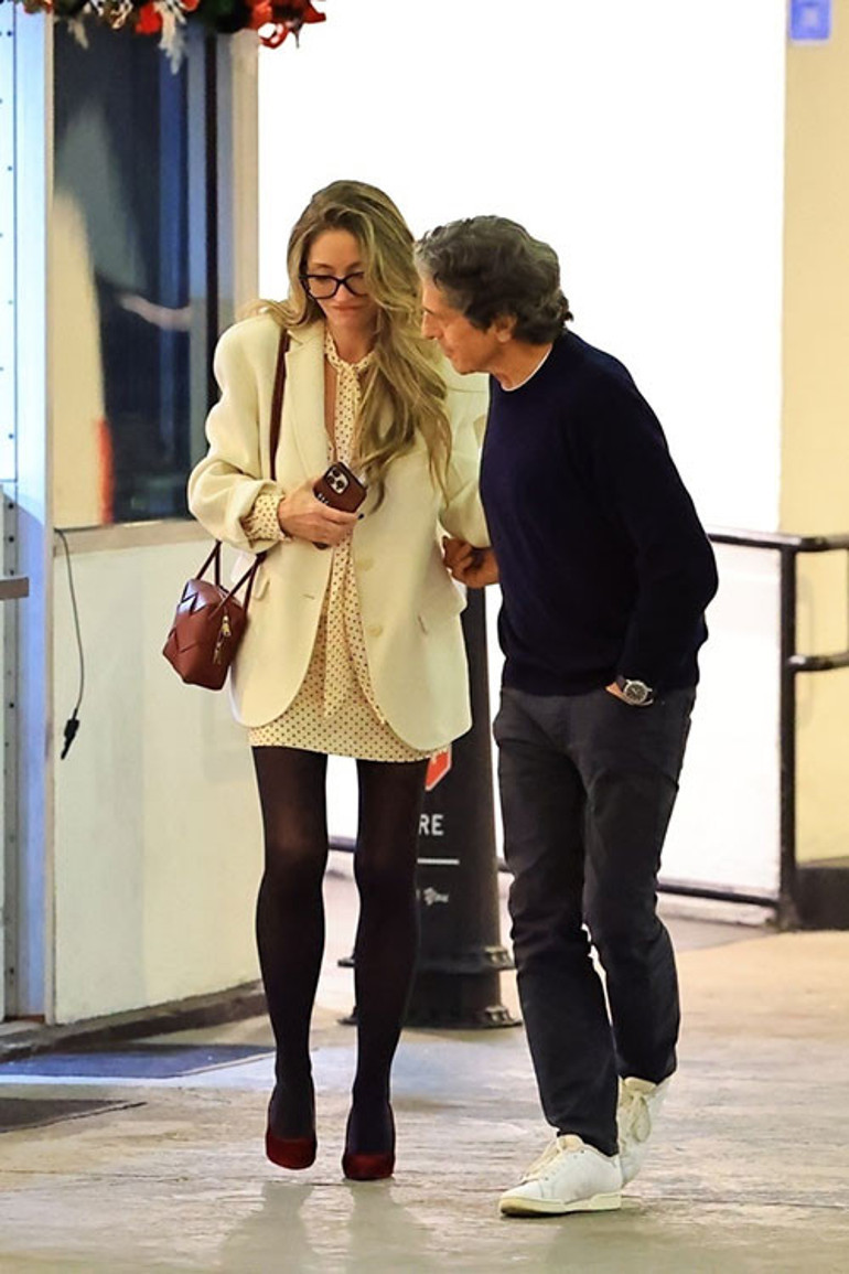 Bir yandan eve gidip elden ayaktan düşen hasta kocasına bakıyor... Sonra sevgilisinin kollarında teselli buluyor