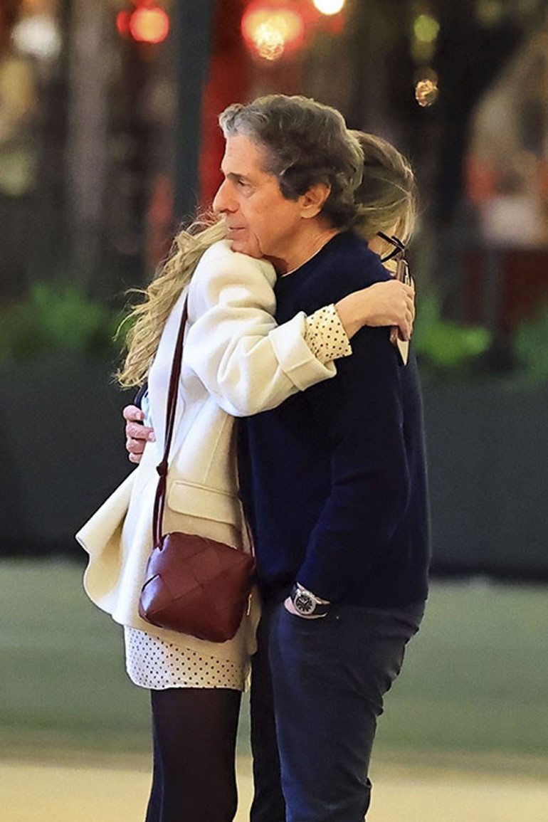 Bir yandan eve gidip elden ayaktan düşen hasta kocasına bakıyor... Sonra sevgilisinin kollarında teselli buluyor