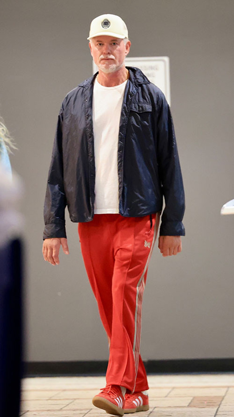 Bir yandan eve gidip elden ayaktan düşen hasta kocasına bakıyor... Sonra sevgilisinin kollarında teselli buluyor