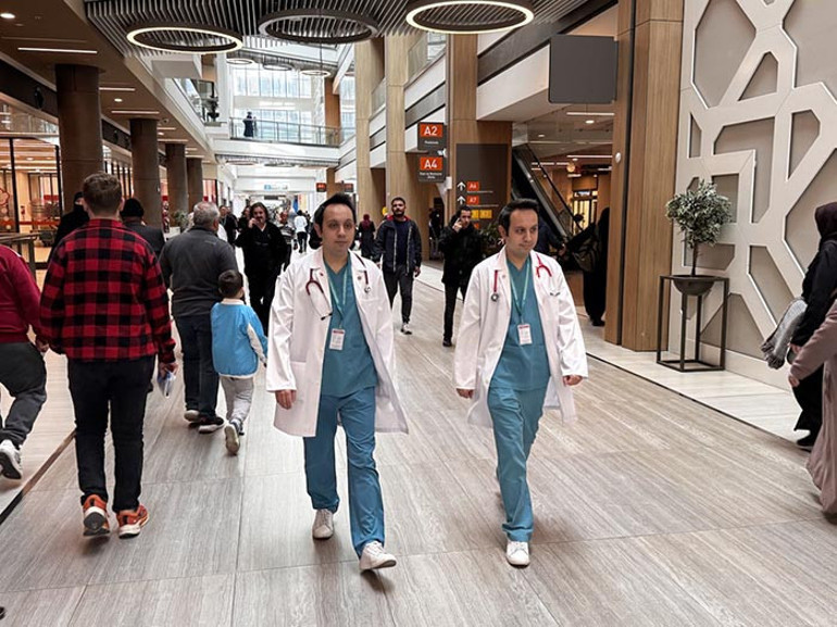 İkiz doktorlar hastanede birlikte mesai yaparken