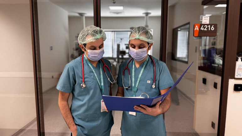 İkiz doktorlar birlikte çalışmanın keyfini yaşıyor