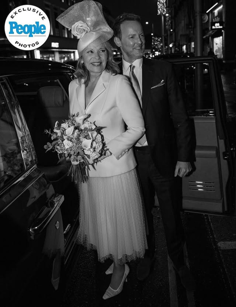 Ünlü oyuncu dördüncü kez evlendi… Nikahta yanlarında 12 kişi vardı… Bu kez gelin olmaya bir ceket bir de etek yetti