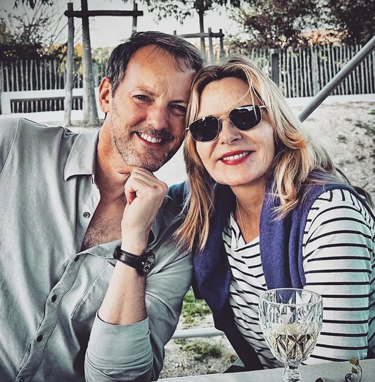 Ünlü oyuncu dördüncü kez evlendi… Nikahta yanlarında 12 kişi vardı… Bu kez gelin olmaya bir ceket bir de etek yetti