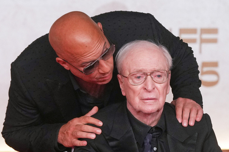 Sinemanın efsane çınarı torunlarıyla sahneye çıktı… Tekerlekli sandalyeden kalkamadı ama herkes onu ayakta alkışladı