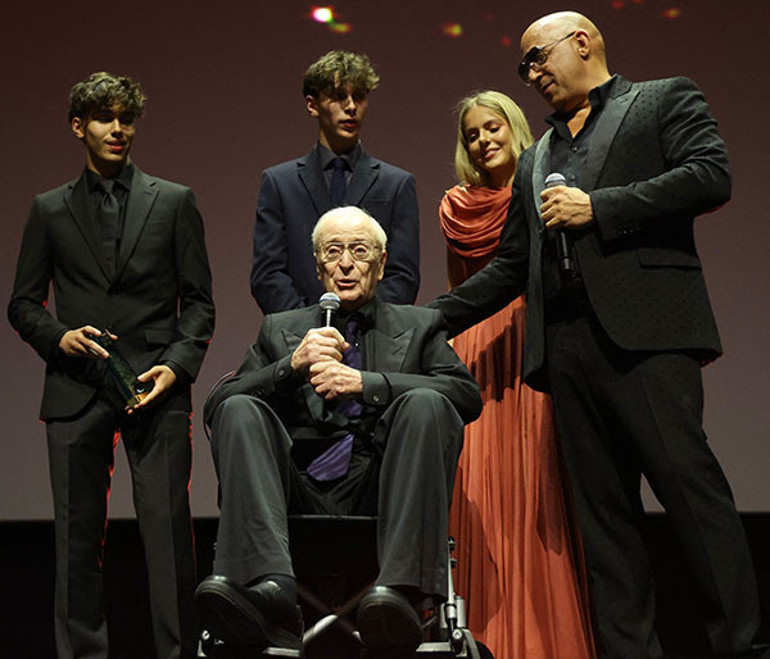 Sinemanın efsane çınarı torunlarıyla sahneye çıktı… Tekerlekli sandalyeden kalkamadı ama herkes onu ayakta alkışladı