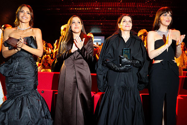 Sinemanın efsane çınarı torunlarıyla sahneye çıktı… Tekerlekli sandalyeden kalkamadı ama herkes onu ayakta alkışladı