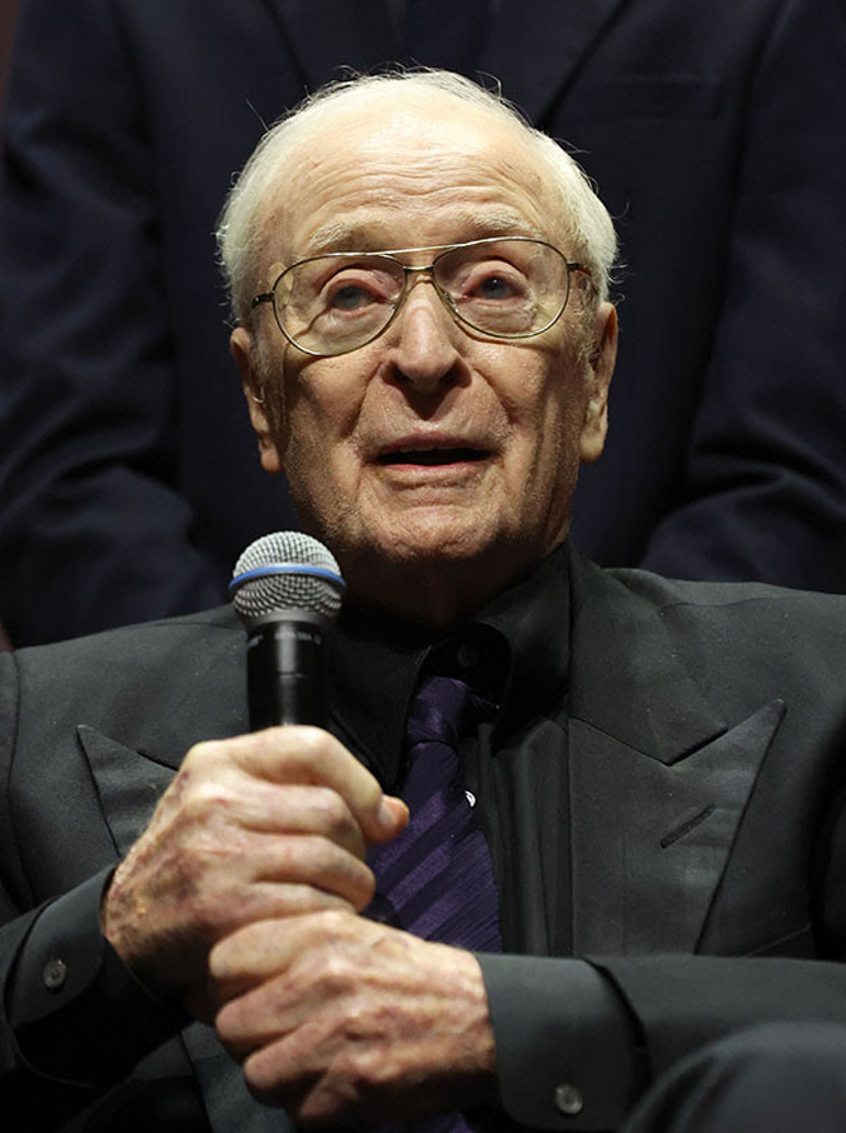 Sinemanın efsane çınarı torunlarıyla sahneye çıktı… Tekerlekli sandalyeden kalkamadı ama herkes onu ayakta alkışladı