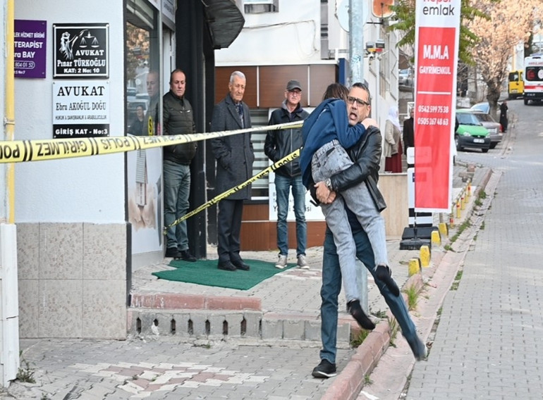 Kayınpeder avukatlık ofisinde dehşet saçtı… Gelinini tabancayla yaralayıp, onun kız kardeşini öldürdü