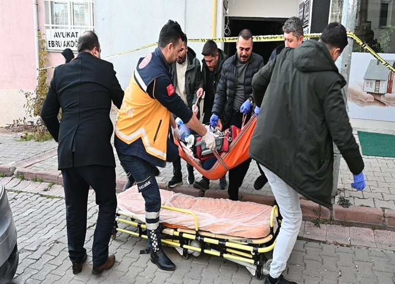 Kayınpeder avukatlık ofisinde dehşet saçtı… Gelinini tabancayla yaralayıp, onun kız kardeşini öldürdü