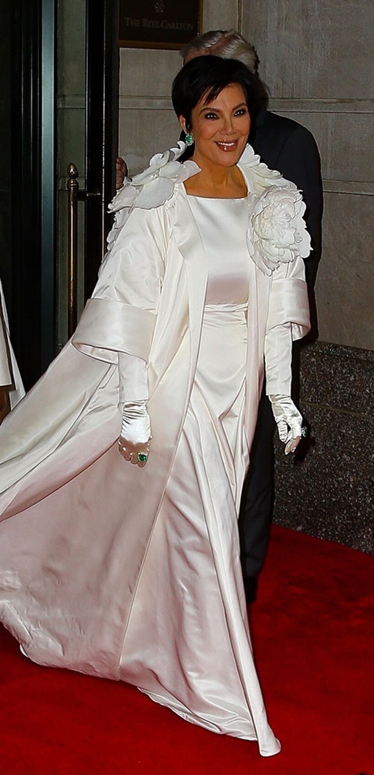 Servetim bitecek diye hiç korkmuyor... Güzelleşmek için avuç avuç para harcıyor: Yüzümdeki tek doğal şey burnum