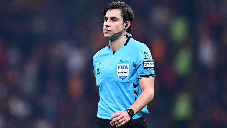 Galatasaray-Samsunspor maçının hakem yönetimini Fırat Aydınus inceledi: Kırmızı kart ve penaltı vermeliydi ama iki pozisyonu da VARa bıraktı