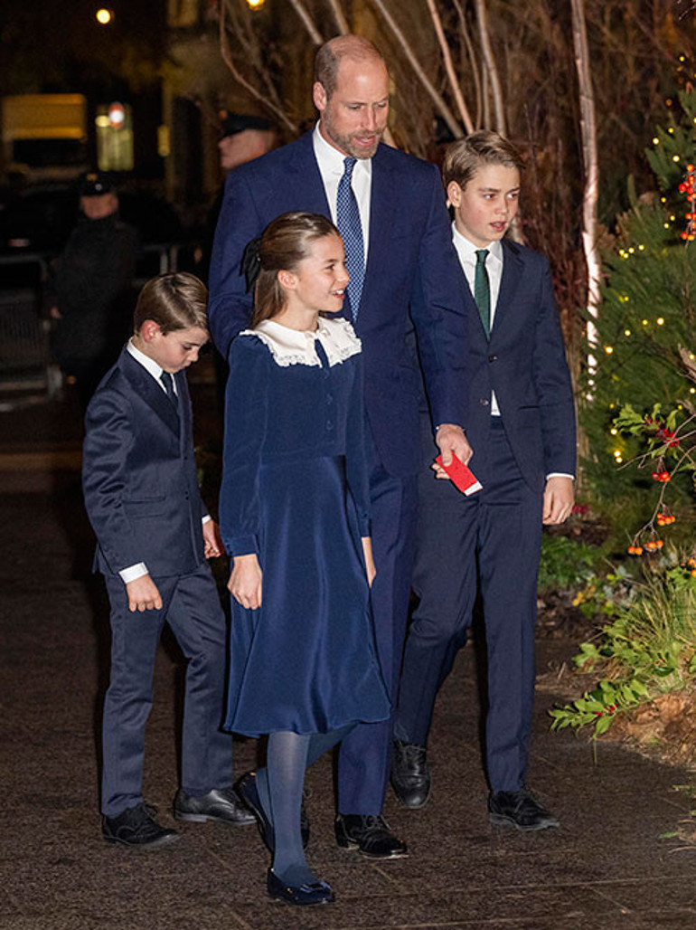 Altı ay sonra ilk kez aile tam kadro yan yana... Afacan küçük yine kendi dünyasında