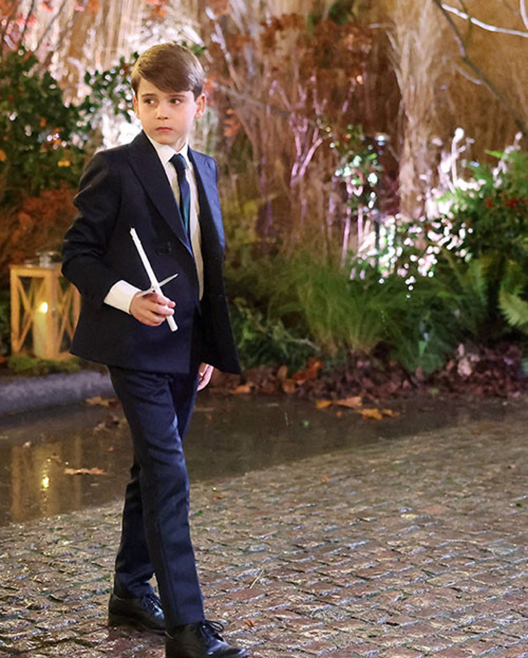 Altı ay sonra ilk kez aile tam kadro yan yana... Afacan küçük yine kendi dünyasında