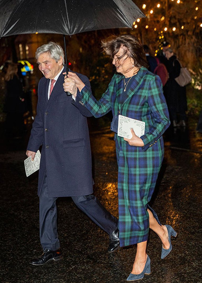 Altı ay sonra ilk kez aile tam kadro yan yana... Afacan küçük yine kendi dünyasında