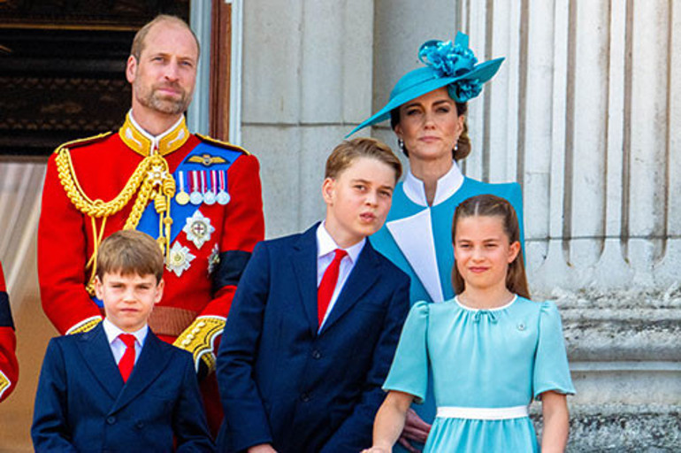 Altı ay sonra ilk kez aile tam kadro yan yana... Afacan küçük yine kendi dünyasında