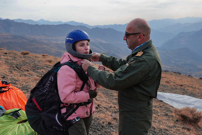Hakkarili pilot, öğrencilerini gökyüzüyle buluşturuyor