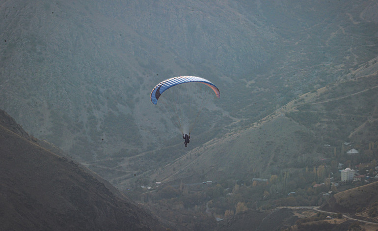 Hakkarili pilot, öğrencilerini gökyüzüyle buluşturuyor
