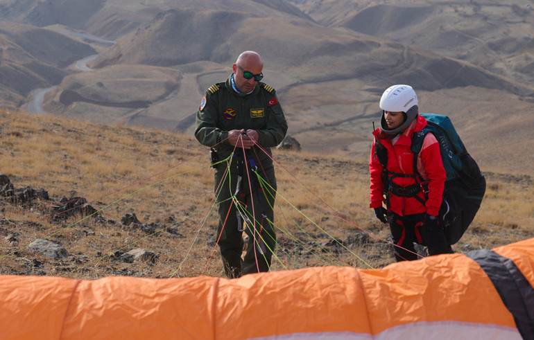 Hakkarili pilot, öğrencilerini gökyüzüyle buluşturuyor